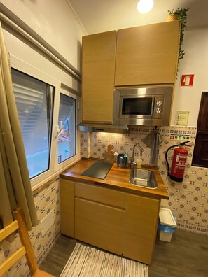 Refrigerador, microondas, placa de cocina, cafetera/tetera