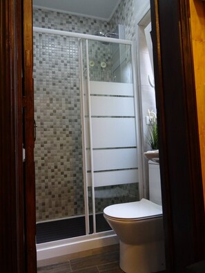 Ducha, artículos de tocador ecológicos, secador de pelo, toallas