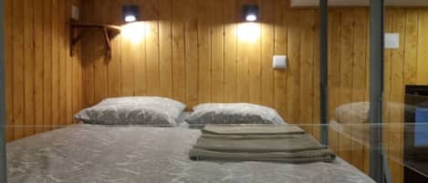 Een strijkplank/strijkijzer, gratis wifi, beddengoed