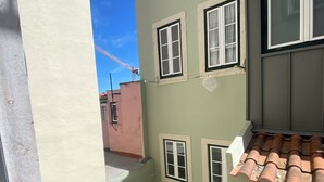 A multi-story building with multiple windows and a tiled roof. - Estudio T34 - City Historic Center (Lisboa)