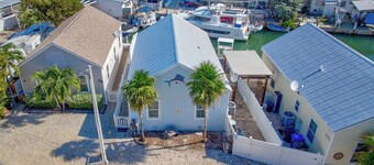 W15 - 3 bed, 2 bath Caribbean Bungalow with Dockage