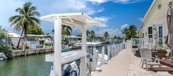 W15 - 3 bed, 2 bath Caribbean Bungalow with Dockage