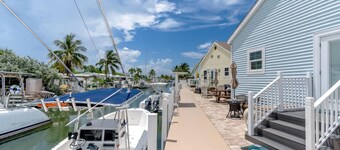 W15 - 3 bed, 2 bath Caribbean Bungalow with Dockage