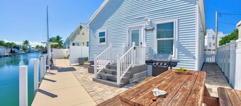 W15 - 3 bed, 2 bath Caribbean Bungalow with Dockage