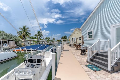 W15 - 3 bed, 2 bath Caribbean Bungalow with Dockage
