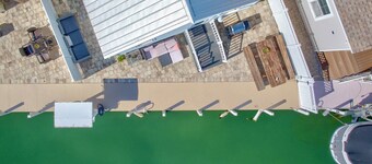 W15 - 3 bed, 2 bath Caribbean Bungalow with Dockage