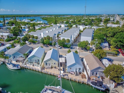 W16 - 3 bed, 2 bath Tropical Bungalow with Dockage