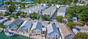 W16 - 3 bed, 2 bath Tropical Bungalow with Dockage