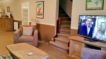 Smart-tv, een open haard, een dvd-speler en boeken