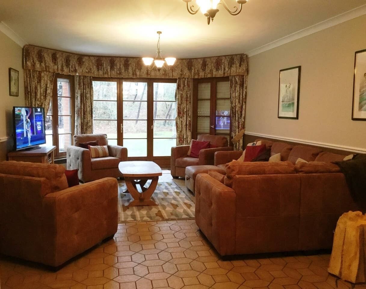 Smart-tv, een open haard, een dvd-speler en boeken