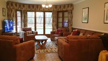 Smart-tv, een open haard, een dvd-speler en boeken