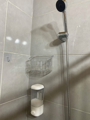 Dusche, umweltfreundliche Kosmetikartikel, Haartrockner, HandtĂŒcher