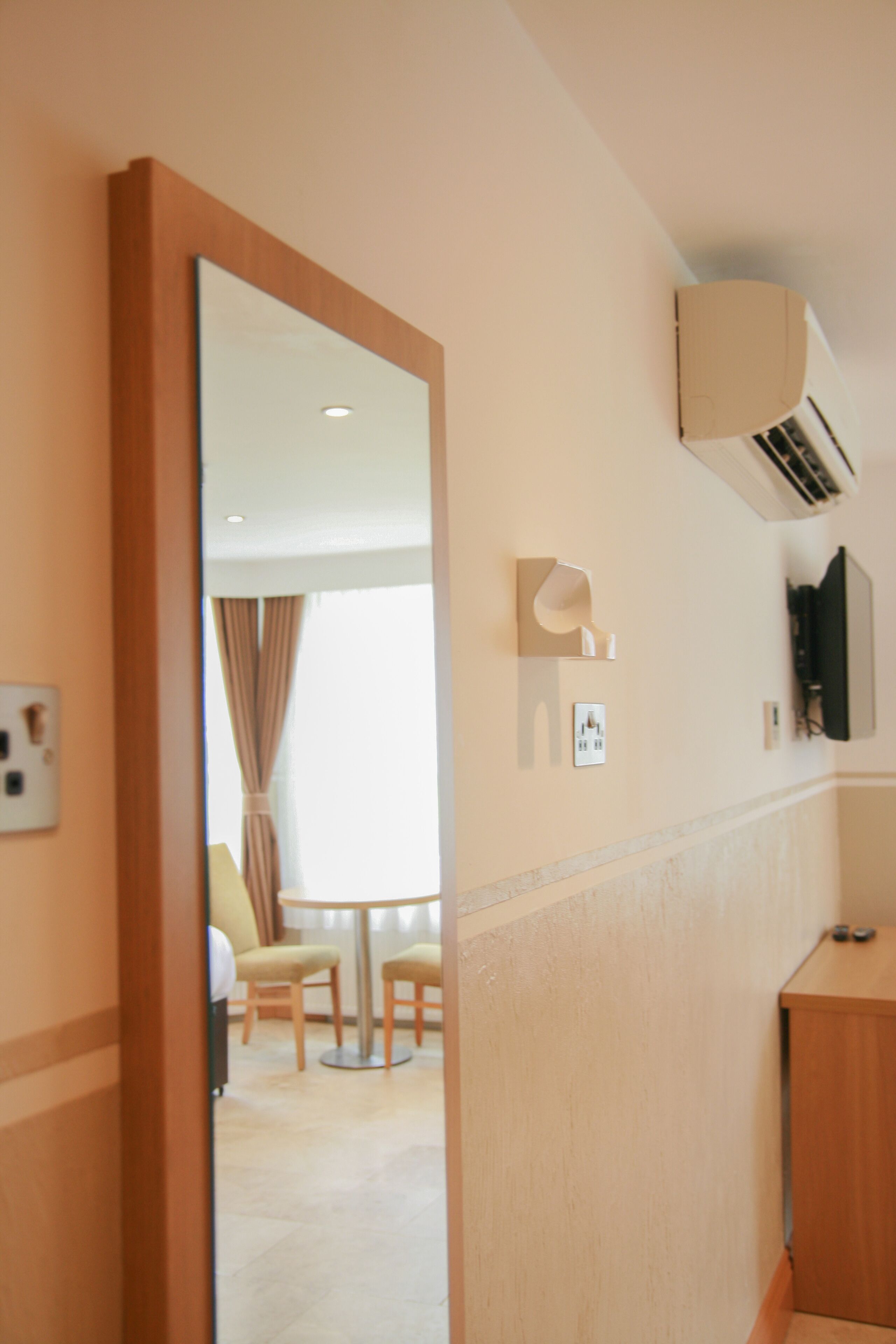 行政客房 | 客房內保險箱、熨斗/熨衣板、免費無線上網、床單