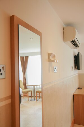 Coffres-forts dans les chambres, fer et planche à repasser