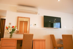 Apartamento grand | Área de estar | Smart TV 32 polegadas com canais digitais, TV