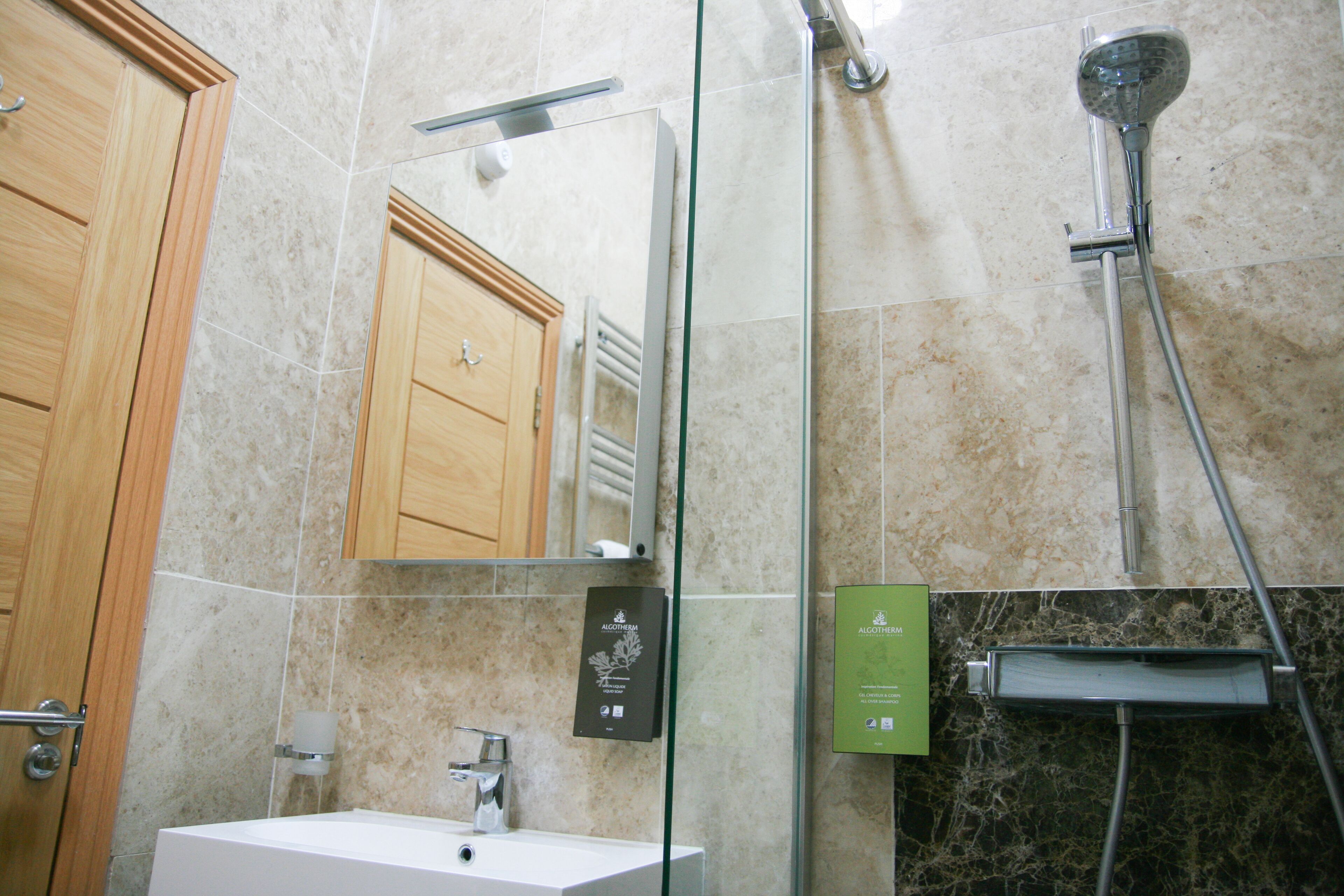 Apartemen Premium | Kamar mandi | Shower, pengering rambut,  dan handuk