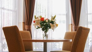 Premium Apartment | In-room dining - Duke Apart Hotel (Eastbourne)
