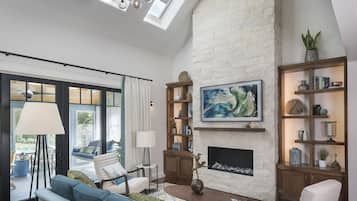 Smart TV, chimenea, futbolito y tenis de mesa