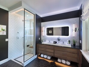 Badewanne, Haartrockner, Handtücher, Seife