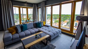 Appartement panoramique, 1 chambre, vue sur la mer | Aire de séjour | Téléviseur connecté de 50 po avec télévision numérique, téléviseur