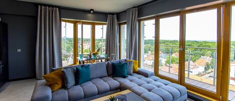 Appartement Panoramique, 1 chambre, vue mer | Coin séjour | TV connectée de 50 pouces avec chaînes numériques, télévision