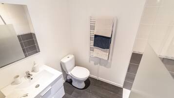 Een douche, een haardroger, handdoeken, zeep