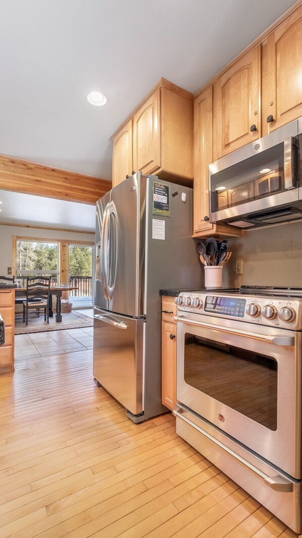 Refrigerador, microondas, horno y parrilla de estufa 
