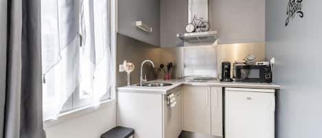 Fridge, microwave, stovetop, coffee/tea maker