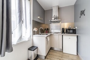 Geladeira, micro-ondas, cooktop, cafeteira/chaleira