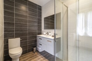 Dusche, Haartrockner, Handtücher, Seife
