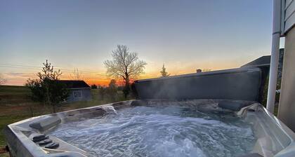 Private Home, Hot Tub, Wifi, Rural Setting, Gas Stove, 70" SmartTV