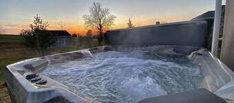 Private Home, Hot Tub, Wifi, Rural Setting, Gas Stove, 70" SmartTV