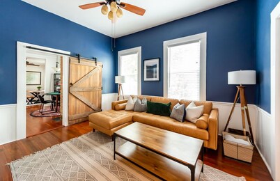 Designer Victorian Apartment Close to Forsyth, Nightlife by Lucky Savannah