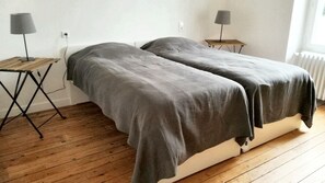 4 bedrooms, iron/ironing board, internet