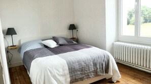 4 chambres, fer et planche à repasser, accès Internet