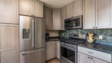 Réfrigérateur, micro-ondes, four, plaque de cuisson