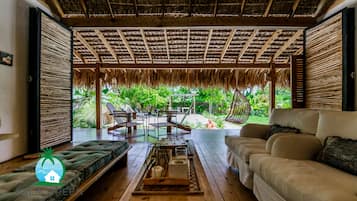 Coin salon dans le hall