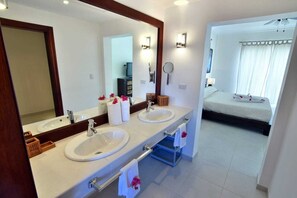 Villa Cocotal - Punta Cana Luxe 4BR | Bathroom | Shower, towels - Punta Cana Villas Country and Ecolodge (Punta Cana)
