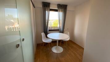 Studio | Essbereich im Zimmer