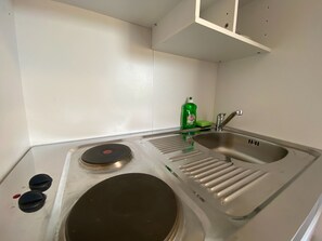 Studio | Bếp riêng | Tủ lạnh, dụng cụ nấu nướng/bát dĩa/dao nĩa 