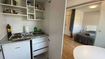 Studio | Private kitchenette | Fridge, cookware/dishes/utensils
