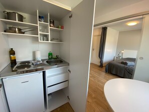 Studio | Eigene Kochnische | Kühlschrank, Kochgeschirr/Geschirr/Besteck