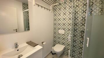 Studio | Bathroom | Shower, free toiletries, towels