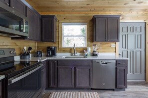 Fridge, microwave, oven, stovetop - Big Views of Mt. LeConte/Near Downtown Gatlinburg (Gatlinburg)