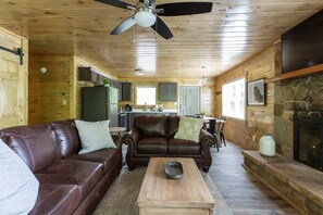 TV, fireplace, offices - Big Views of Mt. LeConte/Near Downtown Gatlinburg (Gatlinburg)