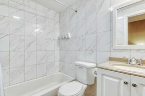 Baignoire, séchoir à cheveux, serviettes fournies