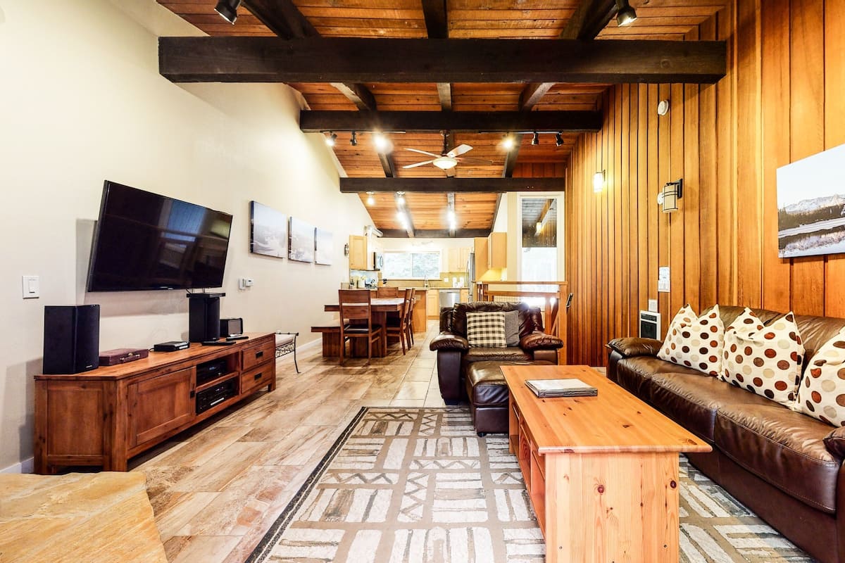 Condo, 2 Bedrooms | Living room