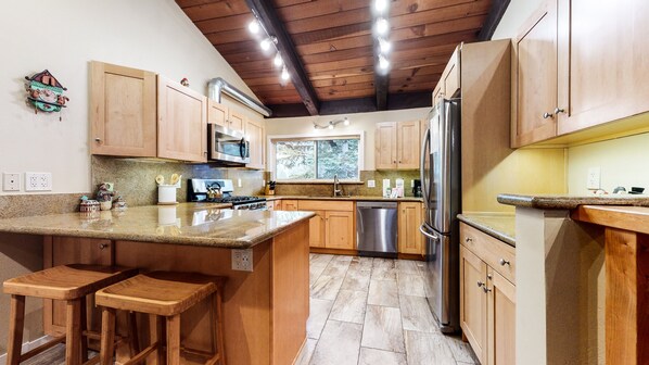 Condo, 2 chambres | Cuisine privée | Réfrigérateur, un four, cafetière-théière, grille-pain