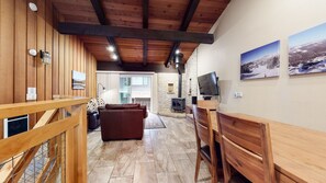 Condo, 2 chambres | Salle de séjour