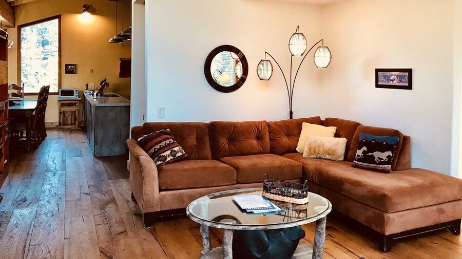 Rainbow Villas 1 Charming Boutique complex, Dual Master Suites, Forest Mountain Views by RedAwning